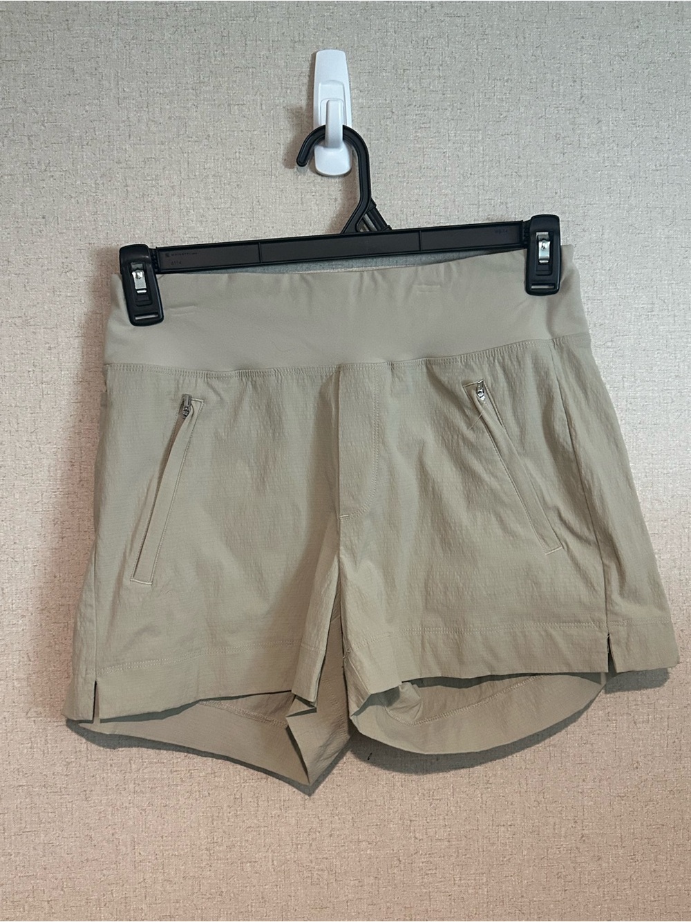 Athleta Size 6 Trekkie North Tan Lightweight Performance Women's Shorts